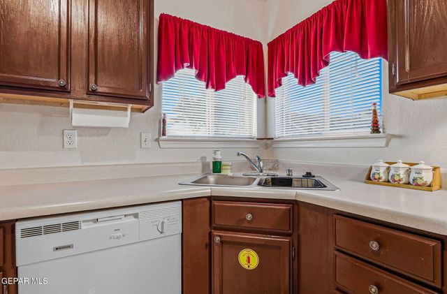 7425 PLAZA REDONDA Drive, El Paso, TX 79912