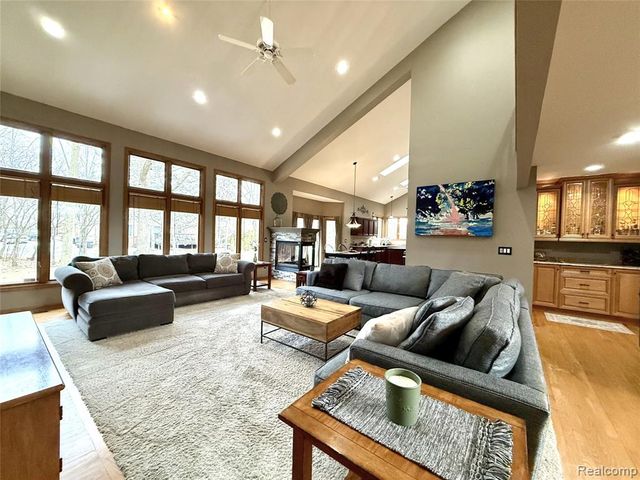 3731 Lake Forest Drive, Sterling Heights, MI 48314