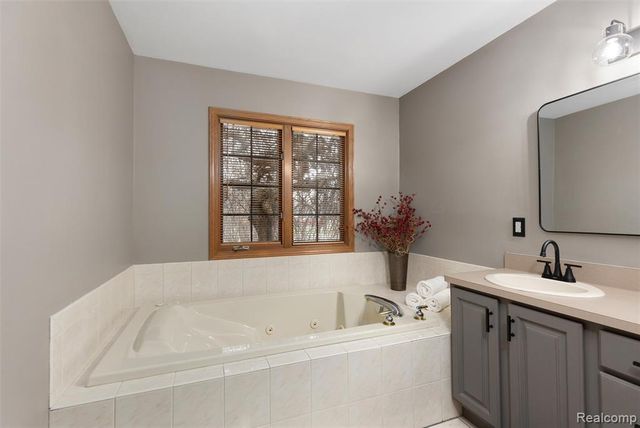 3731 Lake Forest Drive, Sterling Heights, MI 48314