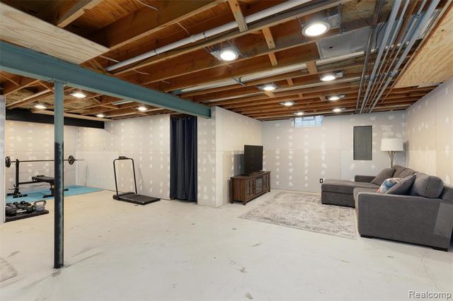 3731 Lake Forest Drive, Sterling Heights, MI 48314