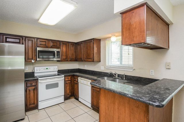 2014 First Crossing Boulevard, Sugar Land, TX 77478