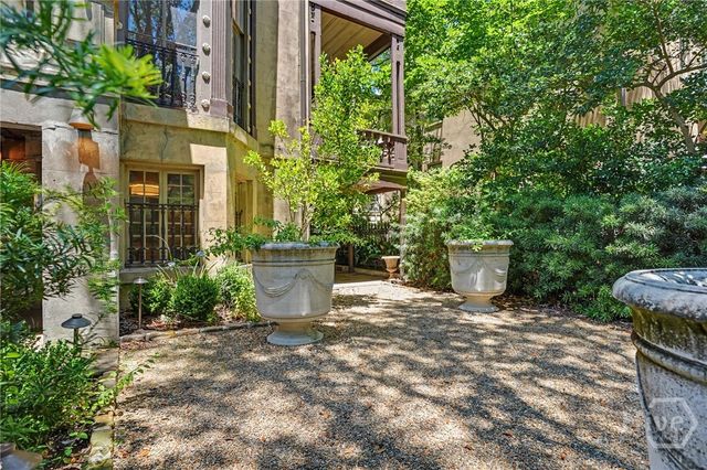 110 W Gaston Street, Savannah, GA 31401