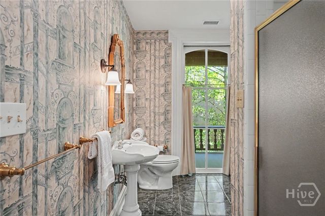 110 W Gaston Street, Savannah, GA 31401