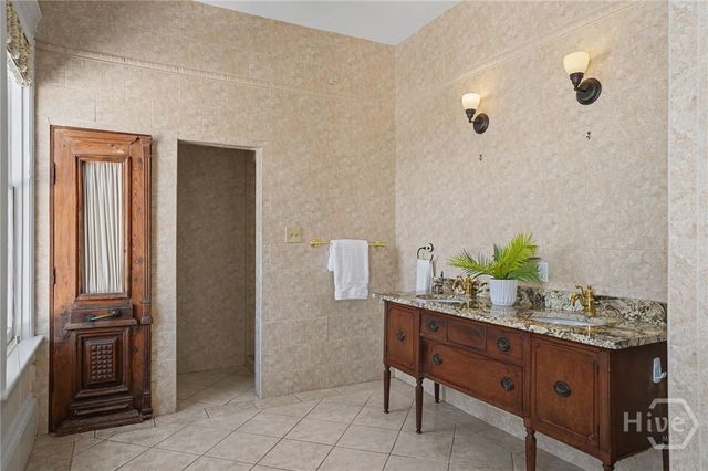 110 W Gaston Street, Savannah, GA 31401