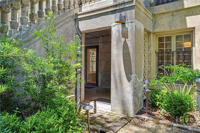 110 W Gaston Street, Savannah, GA 31401