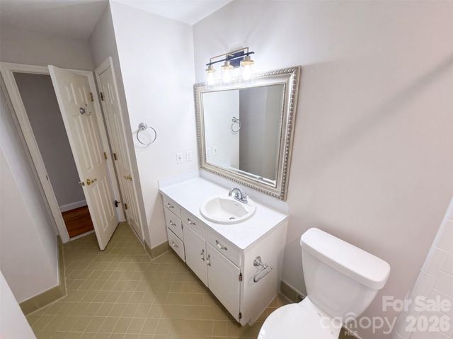 1030 Mclaughlin Drive, Charlotte, NC 28212