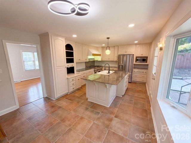 1030 Mclaughlin Drive, Charlotte, NC 28212