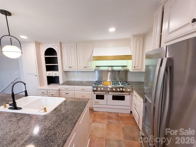 1030 Mclaughlin Drive, Charlotte, NC 28212