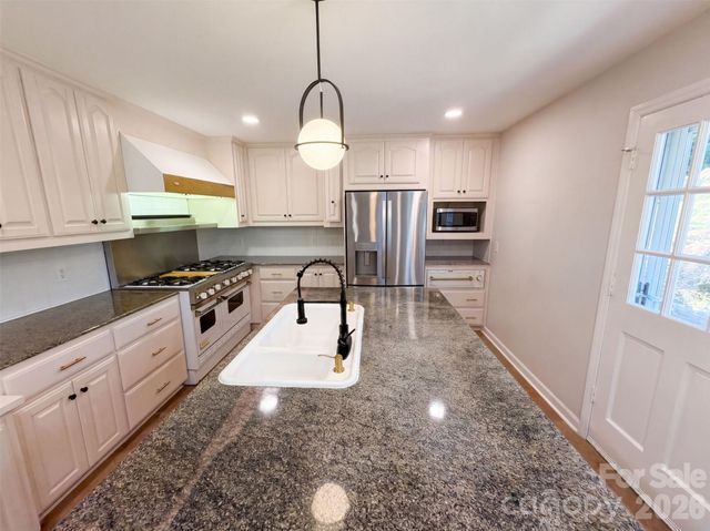 1030 Mclaughlin Drive, Charlotte, NC 28212