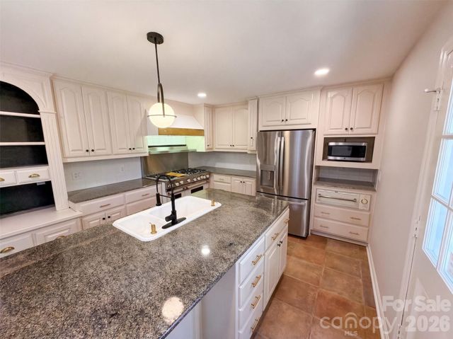 1030 Mclaughlin Drive, Charlotte, NC 28212