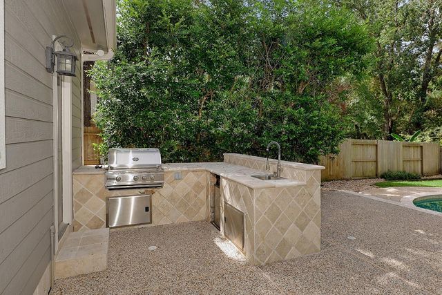 122 Lansdowne, The Woodlands, TX 77382