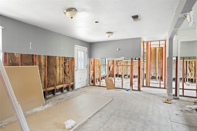 253 Fishermans Trail, Huntsville, TX 77320