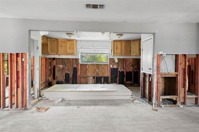 253 Fishermans Trail, Huntsville, TX 77320