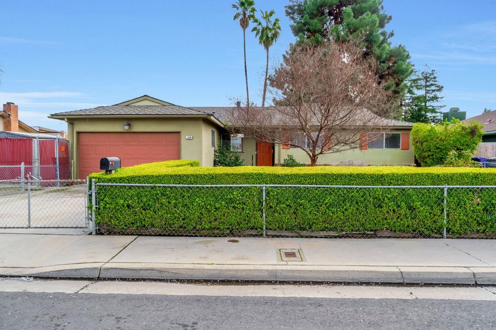 Image 1 of property listing at 1606 Barstow Avenue, Clovis, CA 93611