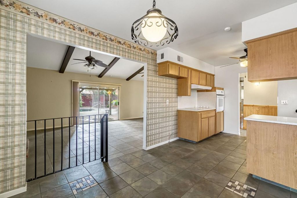 Image 14 of property listing at 1606 Barstow Avenue, Clovis, CA 93611