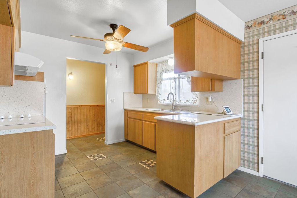 Image 17 of property listing at 1606 Barstow Avenue, Clovis, CA 93611