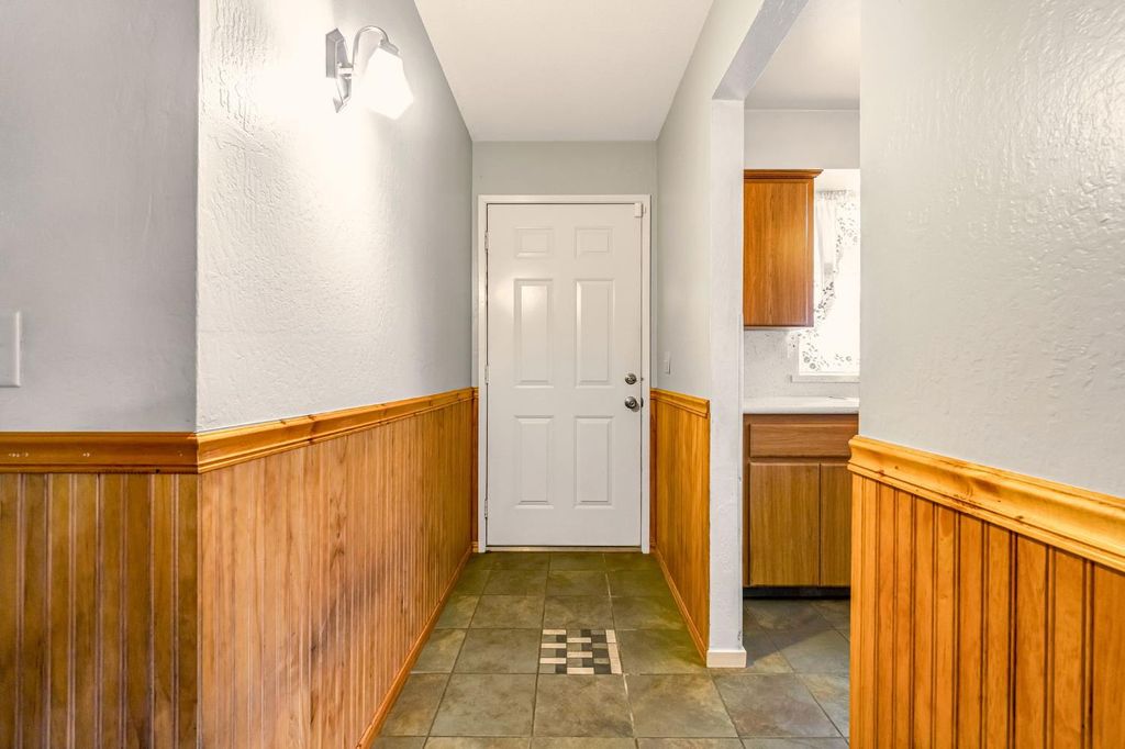 Image 6 of property listing at 1606 Barstow Avenue, Clovis, CA 93611