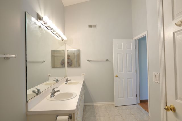 122 Kennebunk Court, Glendale Heights, IL 60139