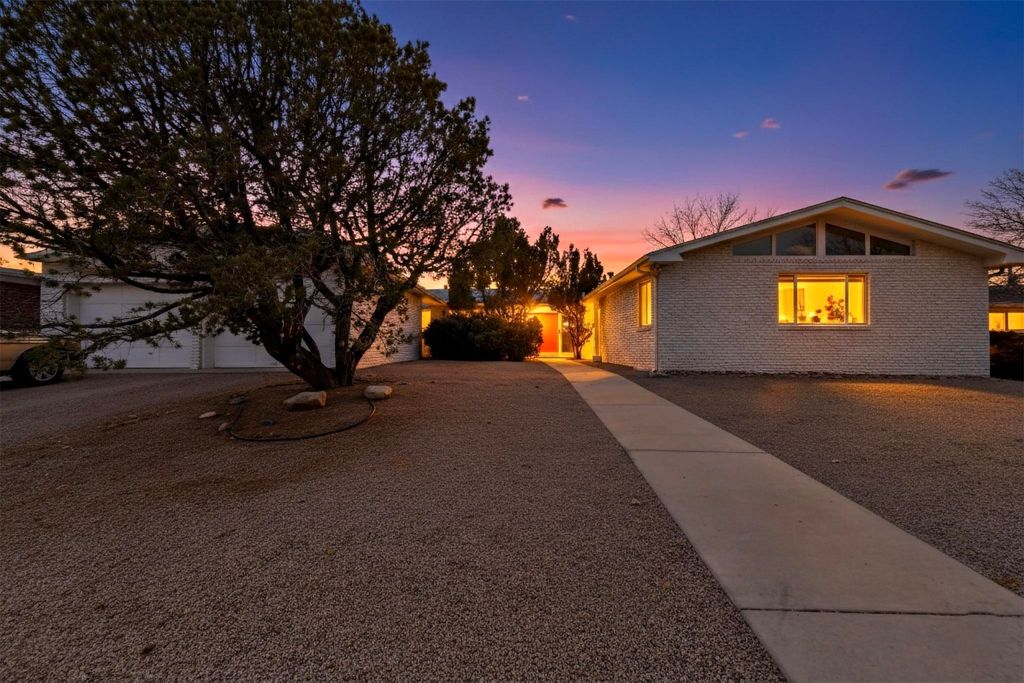2407 Ada Place NE, Albuquerque, NM 87106