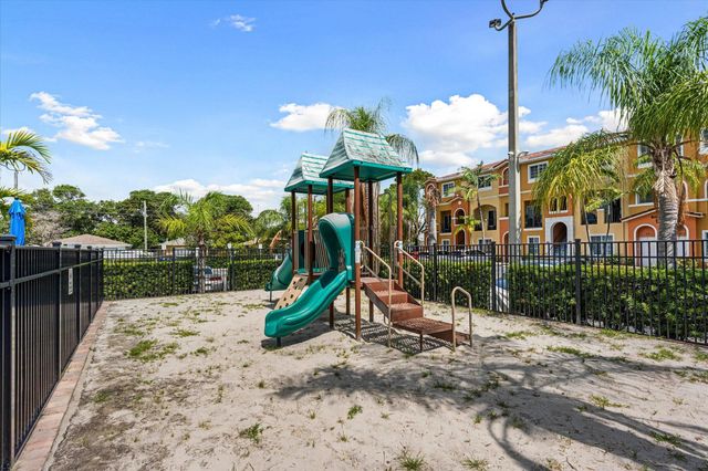 131 NW 2nd Avenue 3, Hallandale, FL 33009
