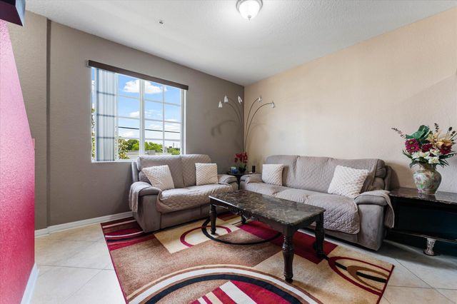 131 NW 2nd Avenue 3, Hallandale, FL 33009
