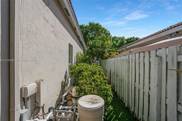 5297 SW 34th Way, Hollywood, FL 33312