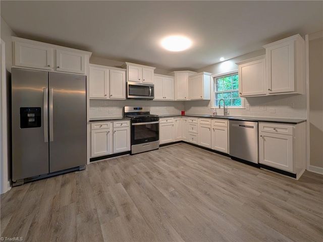 2696 Belwick Drive, Winston-salem, NC 27106