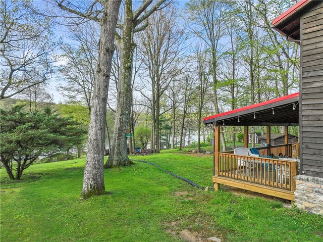 1036 Causeway Dr, Lake Stonycreek, PA 15541
