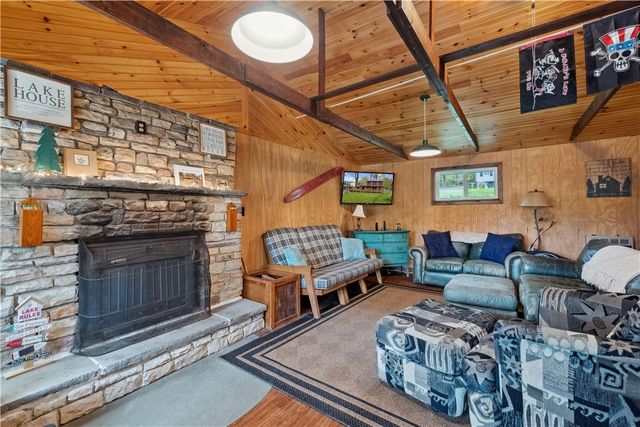 1036 Causeway Dr, Lake Stonycreek, PA 15541