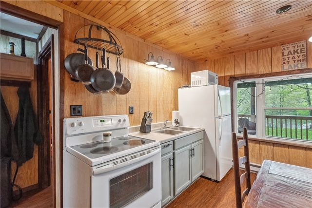 1036 Causeway Dr, Lake Stonycreek, PA 15541