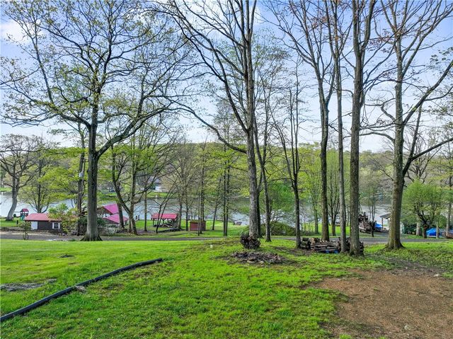 1036 Causeway Dr, Lake Stonycreek, PA 15541