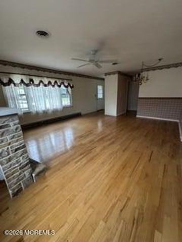 16 Edinburgh Drive, Toms River, NJ 08757