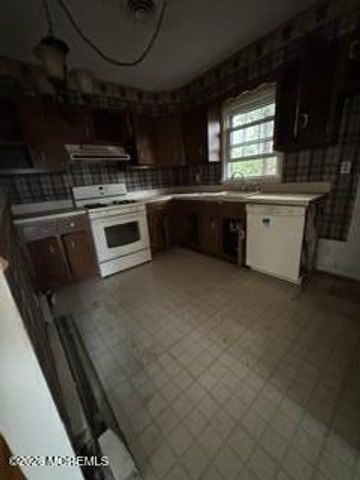 16 Edinburgh Drive, Toms River, NJ 08757