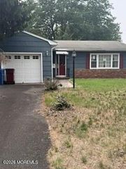 16 Edinburgh Drive, Toms River, NJ 08757