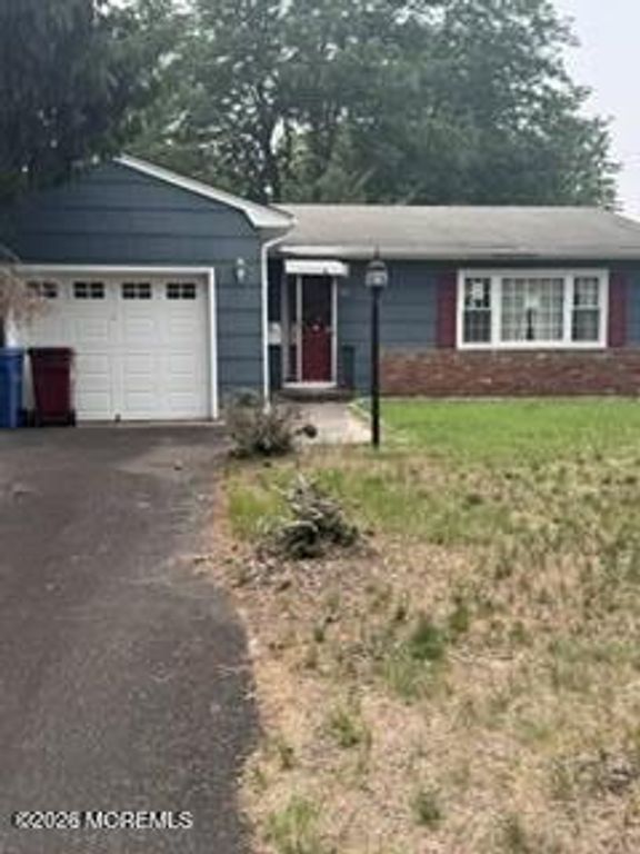 16 Edinburgh Drive, Toms River, NJ 08757
