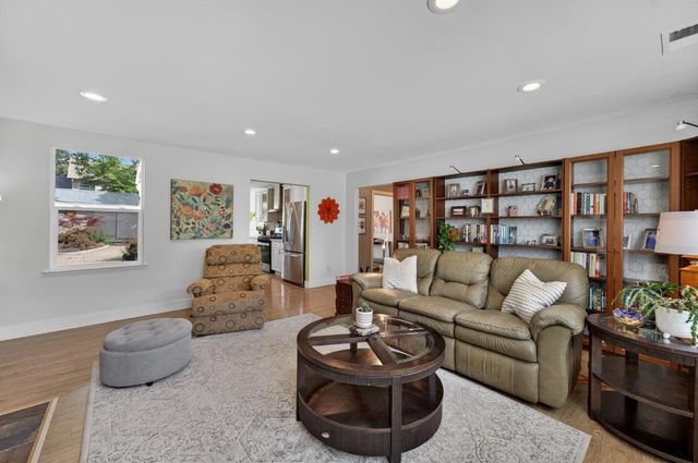 5525 Kenneth Ave, Carmichael, CA 95608