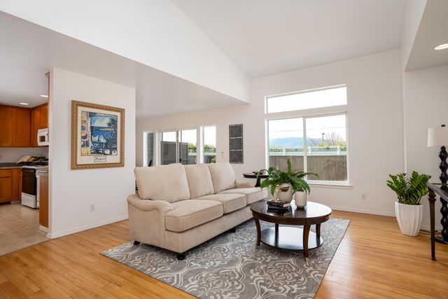 368 Live Oak Loop, Central Point, OR 97502