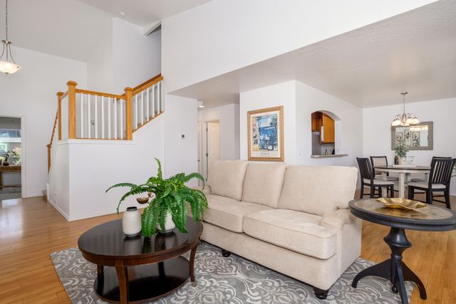 368 Live Oak Loop, Central Point, OR 97502