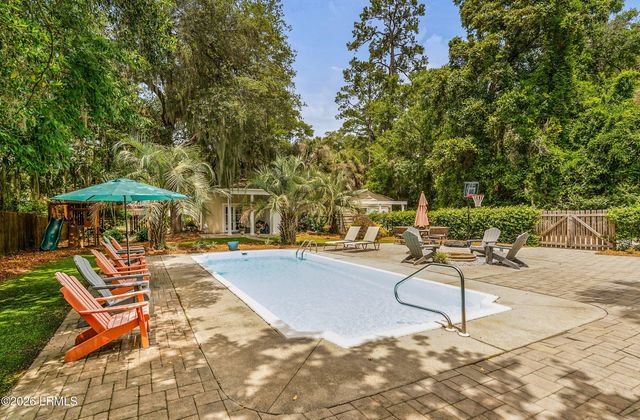 864 Ribaut Road, Beaufort, SC 29902