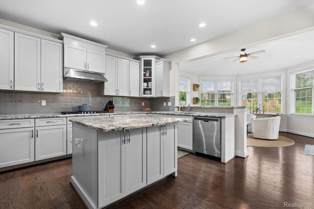 24288 Nepavine Drive, Novi, MI 48374