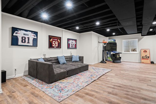 24288 Nepavine Drive, Novi, MI 48374