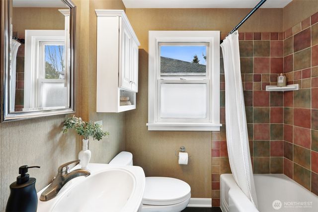 7525 17th Avenue NW, Seattle, WA 98117