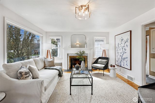 7525 17th Avenue NW, Seattle, WA 98117