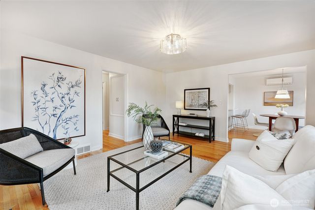 7525 17th Avenue NW, Seattle, WA 98117