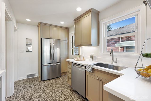 7525 17th Avenue NW, Seattle, WA 98117