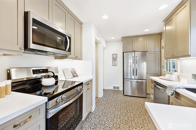 7525 17th Avenue NW, Seattle, WA 98117