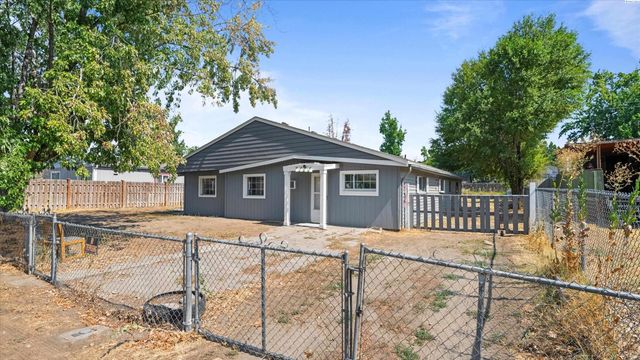 1082 N 61st Ave, West Richland, WA 99353