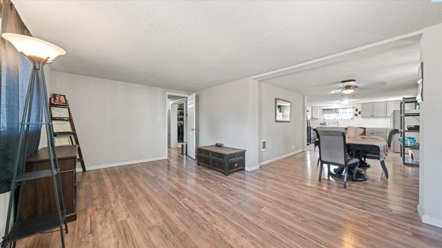 1082 N 61st Ave, West Richland, WA 99353