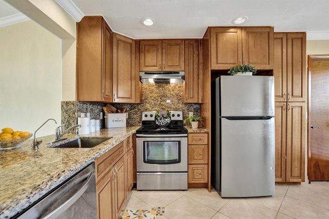 2105 SW 17th Circle, Deerfield Beach, FL 33442