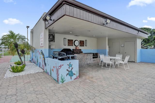 2105 SW 17th Circle, Deerfield Beach, FL 33442